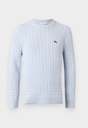 Pull à manches longues en maille torsadée bleu clair avec col rond et petit logo crocodile Lacoste vert brodé sur la poitrine.