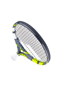 Tennisschläger mit einem grauen Rahmen, gelben und weißen Akzenten sowie einem strukturierten Griff. Die Saiten sind fest in einem großen ovalen Kopf eingeflochten.