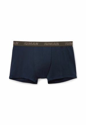 Donkerblauwe herenboxers met een bruine tailleband met herhaalde tekst "IUMAN".