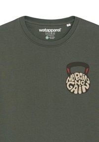 Olijfgroene katoenen t-shirt met een ronde halslijn, met een zwart en beige grafiek van een kettlebell en de tekst "No Pain No Gain."