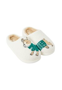 Pantofole bianche con una texture soffice e un interno morbido. Presentano un cane ricamato con un maglione verde sul lato esterno.