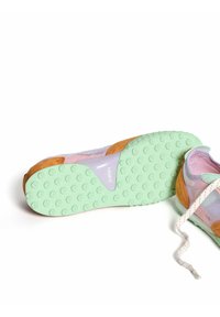 Sneaker met een mintgroene rubberen buitenzool, oranje suède accenten en een pastelkleurige mesh bovenkant. Voorzien van witte veters en een logo op de zool.
