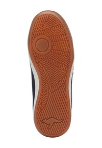 Gummisohle eines Schuhs mit einer strukturierten Griffmusterung, in Braun, mit einem kreisförmigen Emblem in der Mitte und einem Logo.