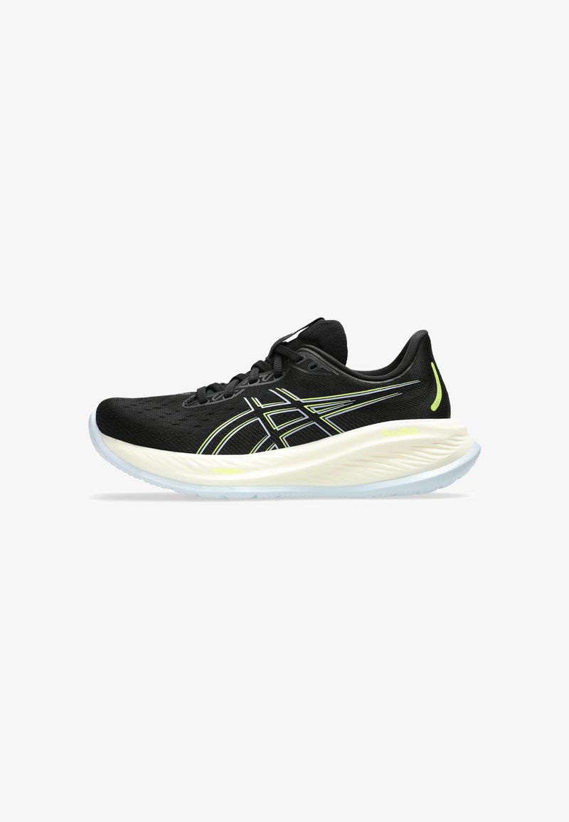 Chaussure de course noire avec semelle blanche, accents jaune néon et bandes de marque, vue de côté sur fond blanc.