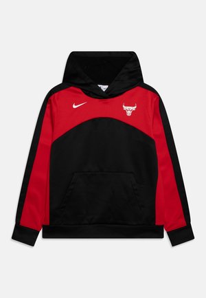 Felpa con cappuccio nera e rossa con tasca a marsupio, caratterizzata da un logo Nike bianco e un logo dei Chicago Bulls sul petto. Texture del tessuto liscia.