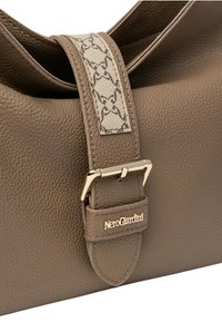 Borsa in pelle marrone con finitura granulosa. Include una tracolla a contrasto con motivo e una fibbia in metallo color oro.