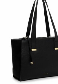 Borsa a tracolla in pelle nera e texturizzata con manici lunghi, zip dorata e piccolo logo dorato vicino alla base.