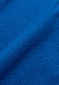 Tessuto in pile blu brillante con una superficie morbida e testurizzata, che presenta un colore uniforme e una caduta fluida. Nessun motivo o elemento hardware visibile.