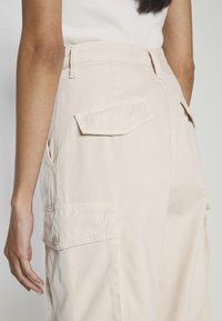 MOSCHINO JEANS TROUSERS - Παντελόνι cargo - beige