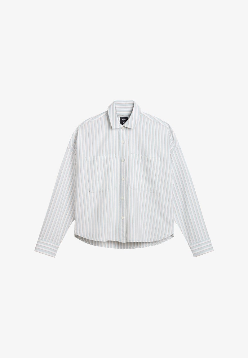 Chemise boutonnée à manches longues avec des rayures verticales bleu clair et beige et deux poches poitrine sur fond blanc.