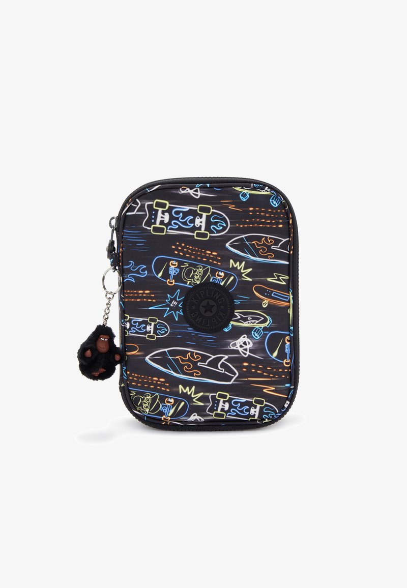 Czarna saszetka na zamek z kolorowymi grafikami deskorolki i łodzi, teksturowany materiał nylonowy oraz breloczek w kształcie małpki.