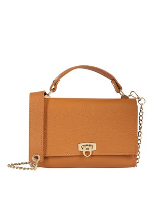 Braune Lederhandtasche mit oberem Griff, goldfarbiger Kettenriemen und einem goldfarbenen Verschluss vorne auf weißem Hintergrund.
