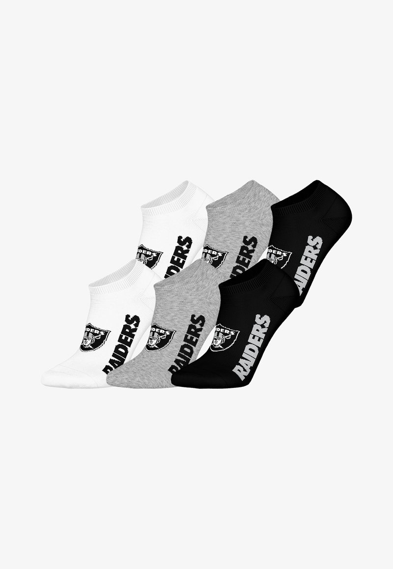 Trojbalení kotníkových ponožek v bílé, šedé a černé barvě. Každá ponožka má výrazné logo a nápis "RAIDERS" v kontrastních barvách.
