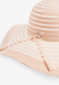 Next WEDDING OCCASION HAT - Kapelusz