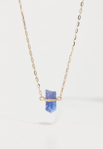 Collana in oro con pendente in pietra blu, caratterizzata da una texture liscia, forma angolare e accenti decorativi in oro.