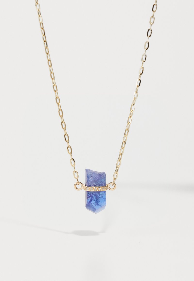 Guldkæde med en blå stenspænde, der har en glat overflade, vinklet form og dekorative guldaccenter.