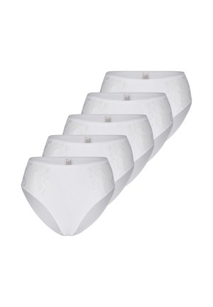 Cinque slip bianchi a vita alta con sottili dettagli in pizzo floreale sulla parte anteriore, disposti in una fila sovrapposta sfalsata su sfondo bianco.