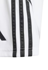 Tejido blanco con tres franjas verticales negras; textura suave; presenta un logo negro en el lado izquierdo; bordes bien cosidos.