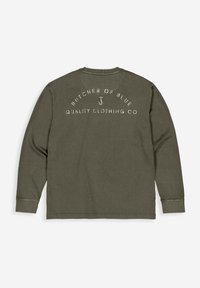 Olivgrüner Sweatshirt mit rundem Ausschnitt, langen Ärmeln und gerippten Bündchen. Auf der Rückseite steht in weißem Text: "BUTCHER OF BLUE" und "QUALITY CLOTHING CO."