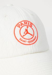 Nike Performance U J CLUB CAP S CB PARIS ST GERMAIN - Equipación de clubes - sail/pale ivory/infrared 23