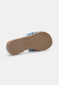 Sandale albastre cu talpă din cauciuc texturat de culoare brună, având curele dintr-un material moale și un design plat pentru confort și stabilitate.