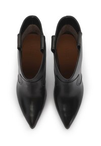 Černé kožené kotníkové boty s špičatou špičkou, bočními výřezy a poutky pro snadné obouvání. Hladká textura s lesklým povrchem.