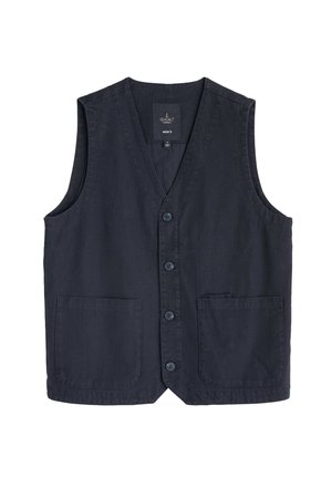 Chaleco oscuro marino para hombre, hecho de tela, con escote en V, seis botones y dos bolsillos frontales con un bolsillo más pequeño en el lado derecho.