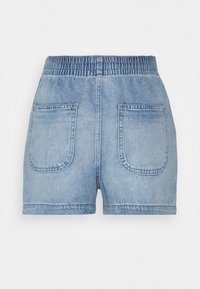 Ljust blå denimshorts med elastisk midja, försedd med två bakfickor och en något avslappnad passform. Slät textur, avslappnad design.