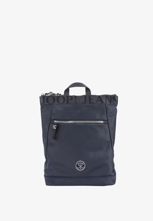 Zaino navy con superficie texture, banda con logo, tasca frontale con zip e maniglia superiore per il trasporto. Dettagli in metallo argentato.