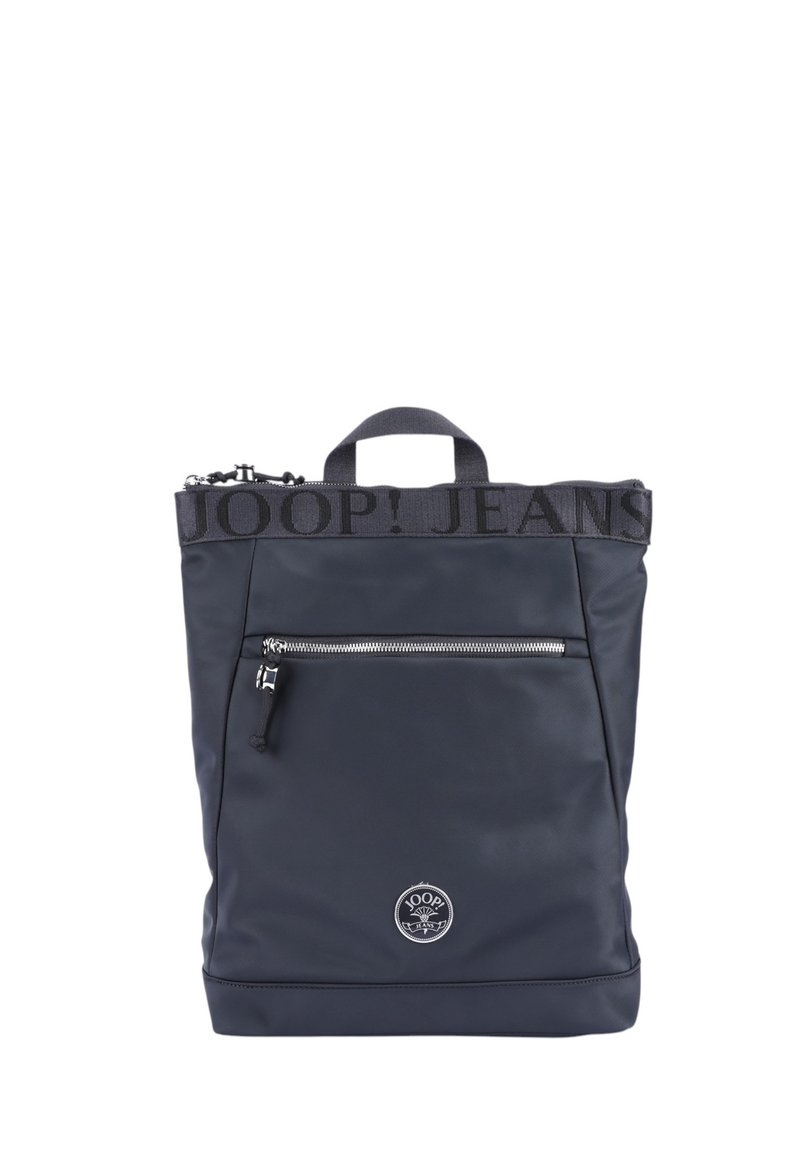 Marinblå ryggsäck med en texturerad yta, logoband, framficka med dragkedja och övre handtag för bärande. Silverdetaljer.