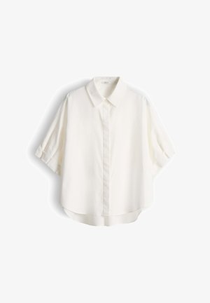 Chemise blanche à manches courtes avec col, coupe ample et ourlet légèrement arrondi, présentée sur un fond blanc.