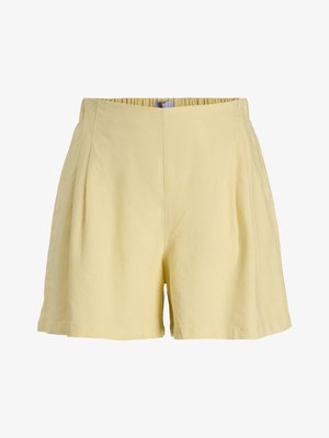 Pantaloni scurți galben deschis, cu talie înaltă, pliuri frontale și talie elastică, confecționați dintr-un material moale și ușor.