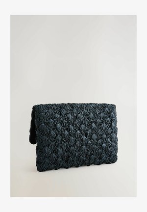 Mørkeblå vævet clutch med struktureret blomstermønster, rektangulær form og klaplukning. Fremstillet af et blødt, smidigt materiale.