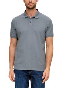 Polo gris en coton avec un col, des manches courtes et un logo de marque subtil brodé sur la poitrine.
