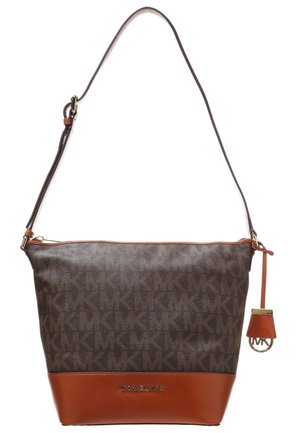 Brązowa torebka na ramię Michael Kors z wzorem logo MK, jasnobrązową skórzaną podstawą, regulowanym paskiem i złotą zawieszką MK z boku.