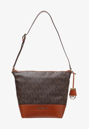 Sac à bandoulière marron Michael Kors avec motif logo MK, base en cuir fauve, bandoulière réglable et breloque MK dorée sur le côté.