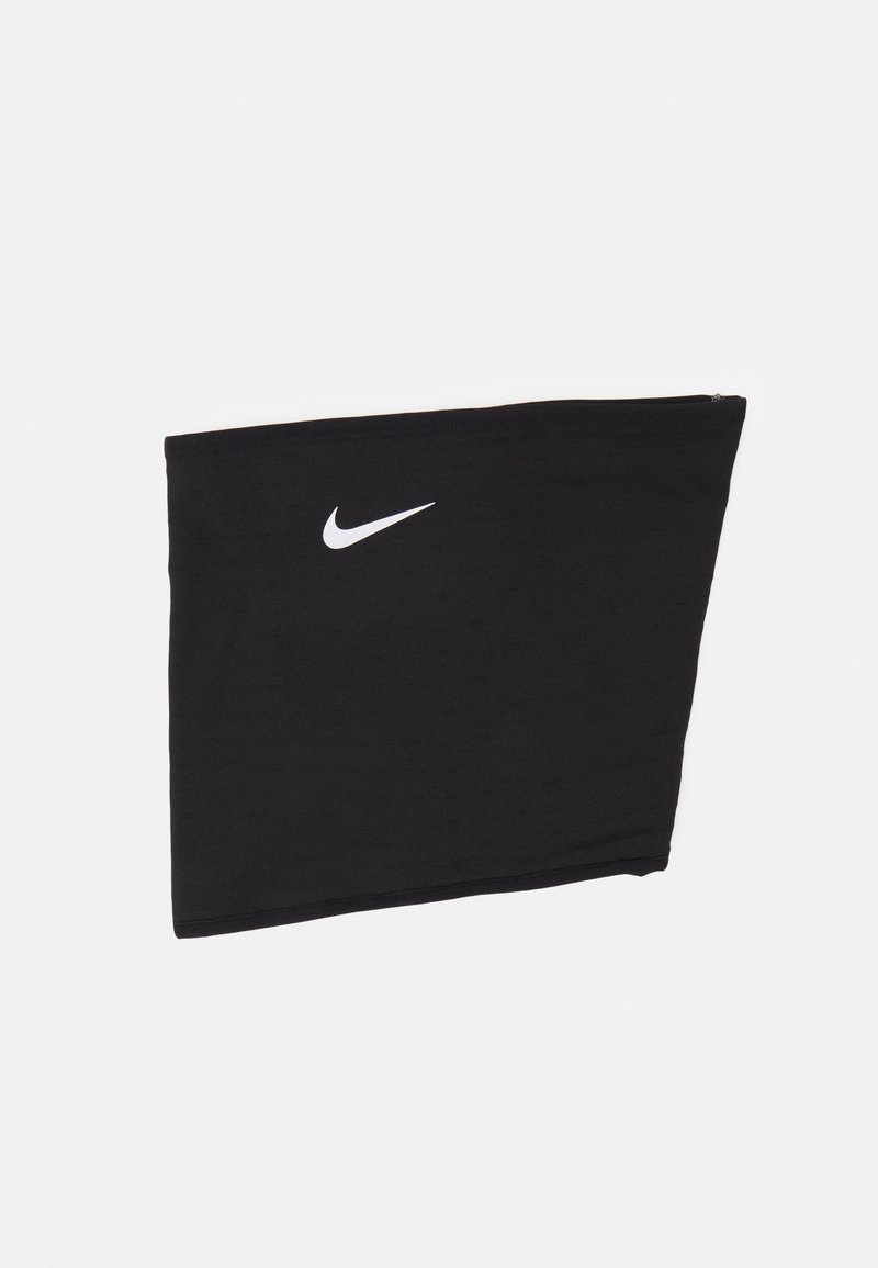 Fascia collo in tessuto nero con una texture liscia, caratterizzata da un logo Nike bianco sul fronte. Forma rettangolare con apertura superiore.