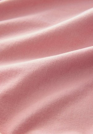 Lyserød stof med en glat tekstur, der har bløde bølger og folder, som viser et subtilt væv mønster gennem hele overfladen.