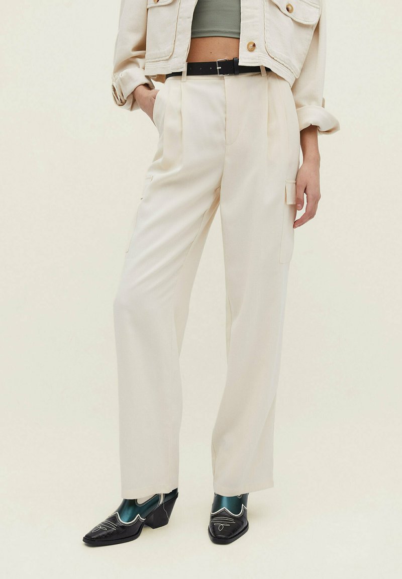 Stradivarius BELTED Cargo trousers beige Zalando.de