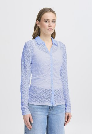 Himmelblaues Spitzenshirt mit Knopfleiste, langen Ärmeln und Kragen. Verfügt über eine einfarbige blaue Stoffblende und ein zartes Blumenmuster im gesamten Kleidungsstück.