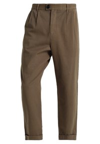 Bruna smalare byxor med knapp- och dragkedjestängning i fronten, sidofickor, bälteshällor och vikta muddar.