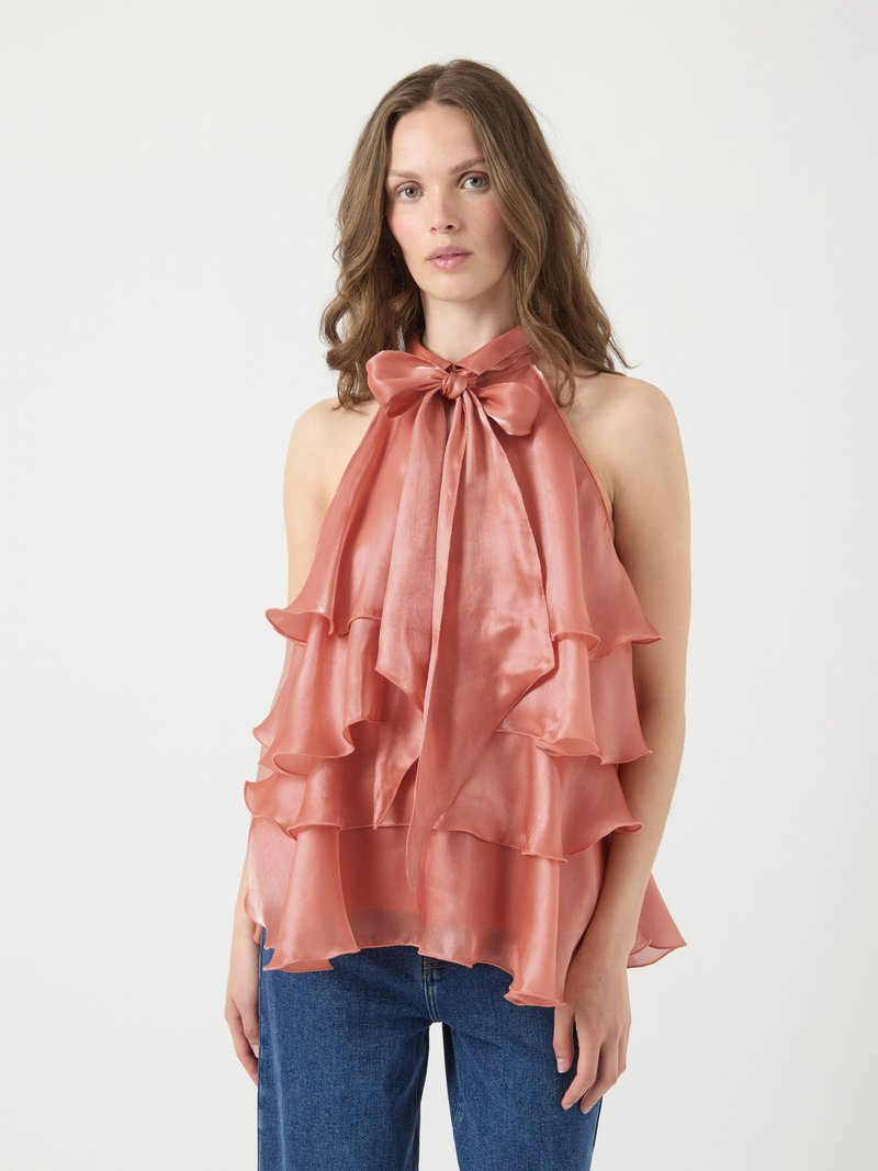 Top halter ruffle in morbido satin color corallo con un fiocco al collo, caratterizzato da più strati fluenti per una maggiore texture.