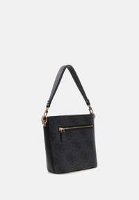 Czarna, strukturalna torebka o fakturowanej powierzchni, z wyraźnym wzorem logo, regulowanym paskiem i przednią kieszenią na zamek.