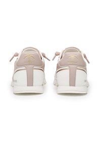 La scarpa presenta un design bicolore con una base bianca e accenti rosa chiaro, materiale testurizzato e un logo sul tallone, con cuciture in contrasto.