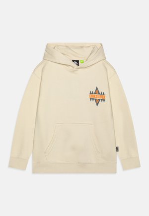 Beige hættetrøje med en frontlomme, snørelukning i huen, og grafisk design med geometriske former samt "Quiksilver" tekst i orange og blå.