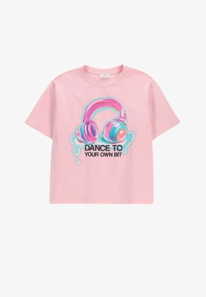 Różowy t-shirt z krótkim rękawem z kolorową grafiką słuchawek i napisem "DANCE TO YOUR OWN BIT" na przodzie.