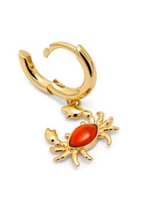 Boucle d'oreille en forme de crabe doré avec une finition brillante et une pierre orange comme corps. Présente des détails complexes sur les pattes et les pinces.