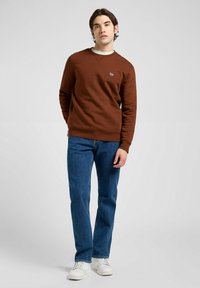 Lee LONG SLEEVE PATCH CREW - REGULAR FIT - Felpa - luxe brown