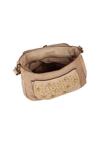 Borsa beige realizzata in materiale morbido, caratterizzata da una tasca frontale decorata con borchie dorate. L'interno include una tasca con zip e foderato in tessuto.