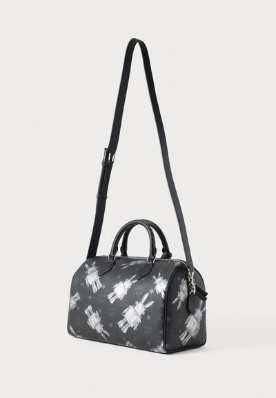 Fekete kézitáska ezüst díszítéssel, texturált felülettel és ismétlődő nyuszi grafikával. Két fogantyúval és levehető pánttal rendelkezik.
